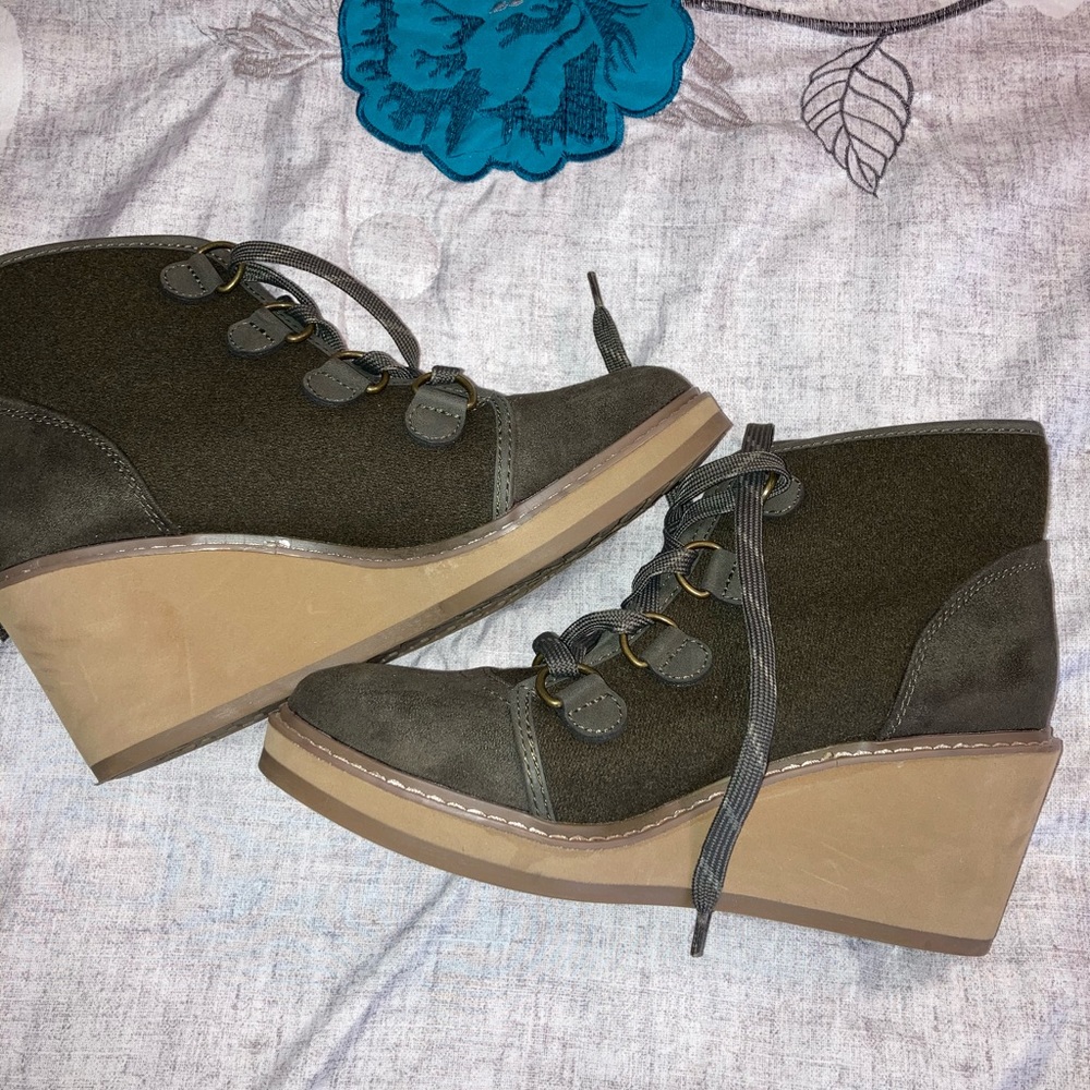 GUC Army Green Merona Wedge Lace Up Boots Size 9.5